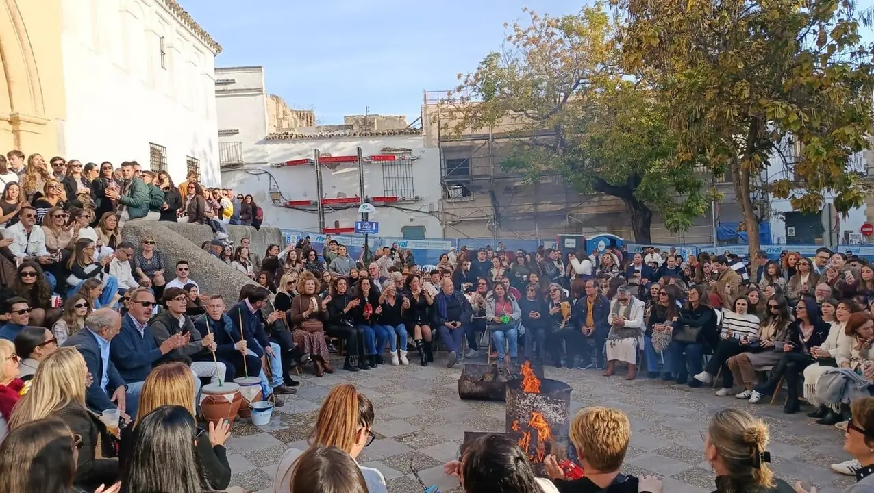  Imagen de una zambomba en la plaza de San Lucas. | EP 