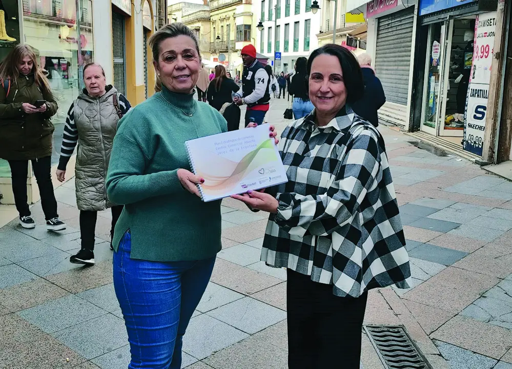  Ana Mar&iacute;a P&eacute;rez Chac&oacute;n, presidenta de Acoje, con Nela Garc&iacute;a, delegada de Comercio. | viva 