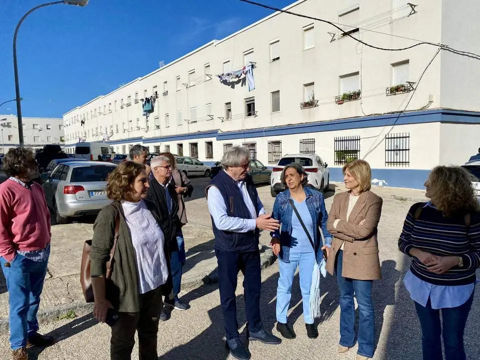  La alcaldesa con los vecinos de La Asunci&oacute;n durante una visita de este a&ntilde;o pasado - Jerez.es 