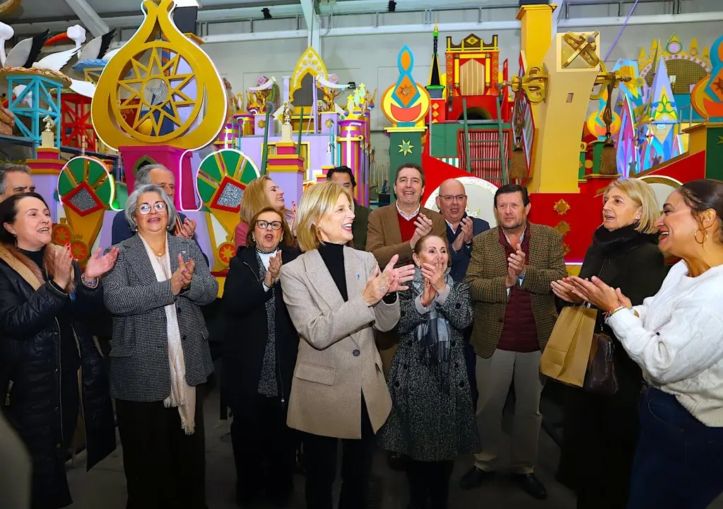  La alcaldesa con los representantes de los Reyes Magos visitando las carrozas de la Cabalgata. |  jerez.es 
