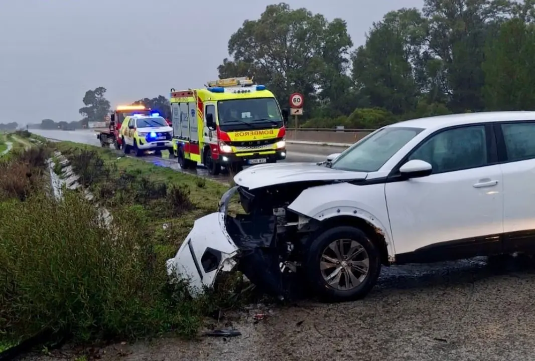  Veh&iacute;culo siniestrado en el tramo de la A-2003 entre La Barca y San Jos&eacute; del Valle. | Bomberos. 
