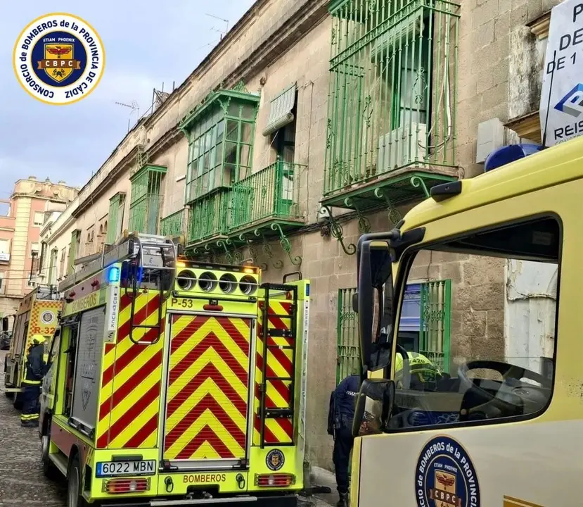  Los veh&iacute;culos de bomberos en la vivienda de la calle Bodegas. | Bomberos 