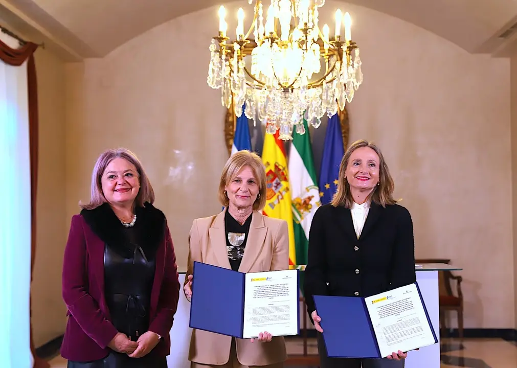 La alcaldesa en la firma del convenio con la Jefatura de tr&aacute;fico. | jerez.es 