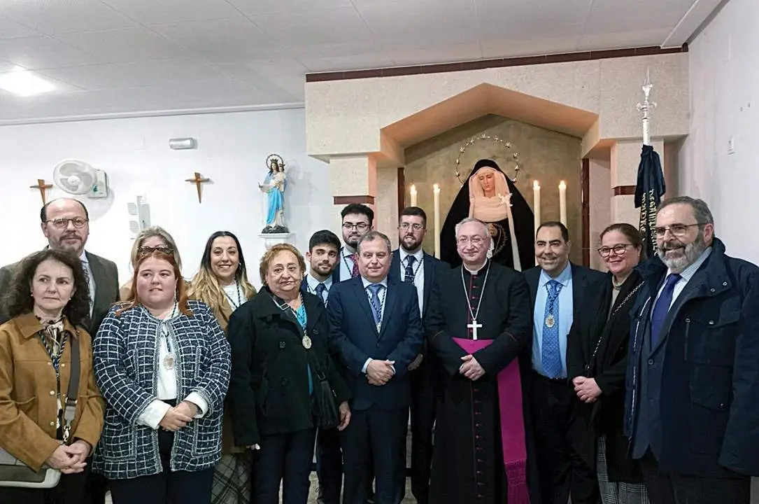  Miembros de la agrupaci&oacute;n de los Desamparados, con monse&ntilde;or Rico Pav&eacute;s - Andaluc&iacute;a Informaci&oacute;n 
