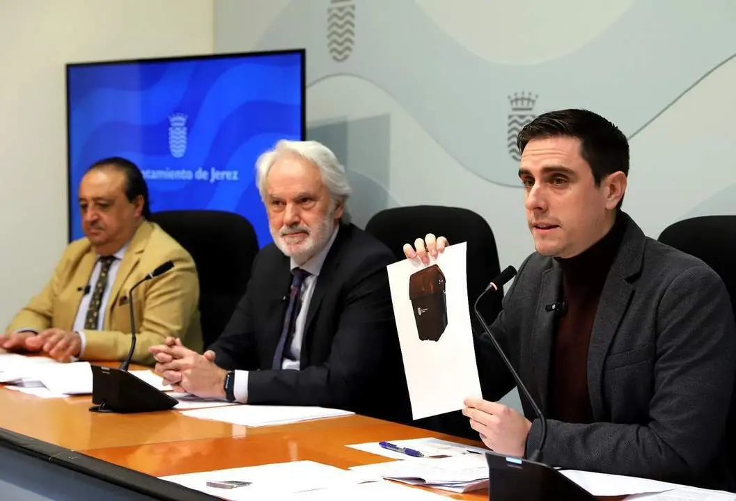  Jaime Espinar, mostrando el modelo de contenedor marr&oacute;n.  - Andaluc&iacute;a Informaci&oacute;n 