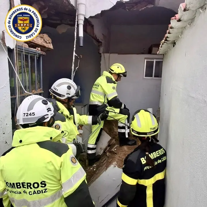  Los bomberos sorteando los escombros en el interior de la vivienda. | Consorcio 