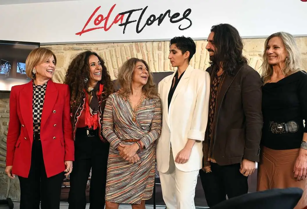  Garc&iacute;a-Pelayo, con la familia Flores, en la presentaci&oacute;n de este proyecto, hace ahora un a&ntilde;o. | Viva Jerez. 