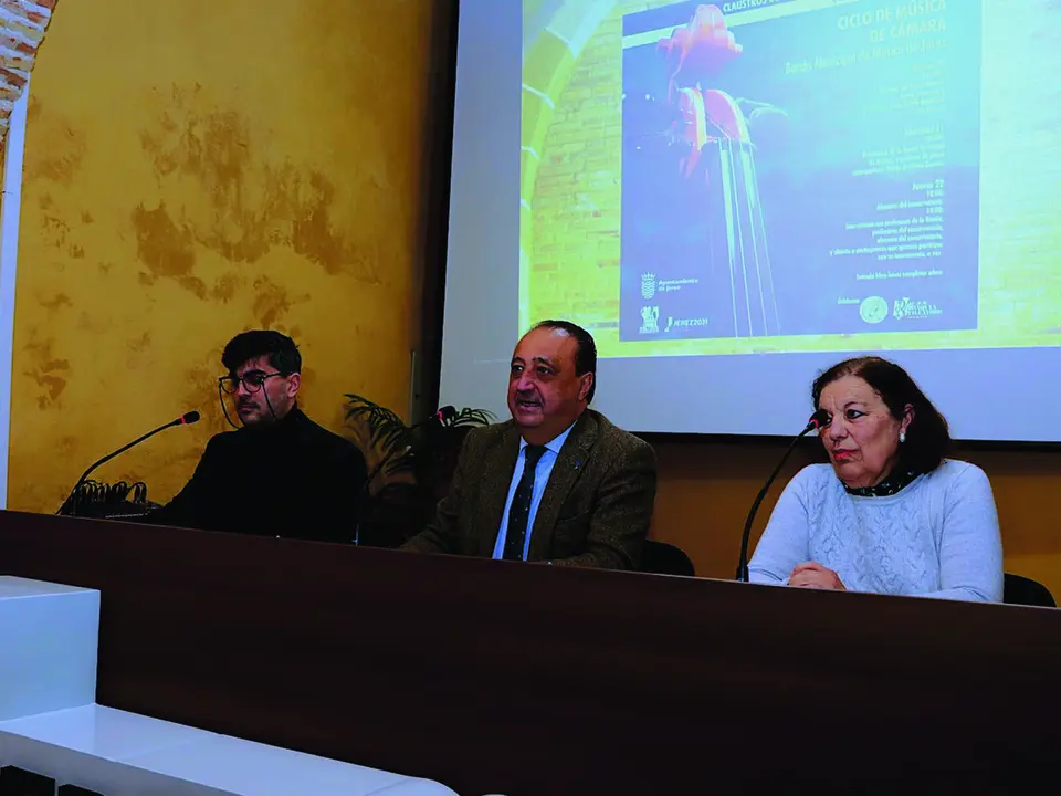  Francisco Zurita, en el centro, junto a Luis Alfonso Rom&aacute;n y Magdalena Garrido. |  viva jerez 