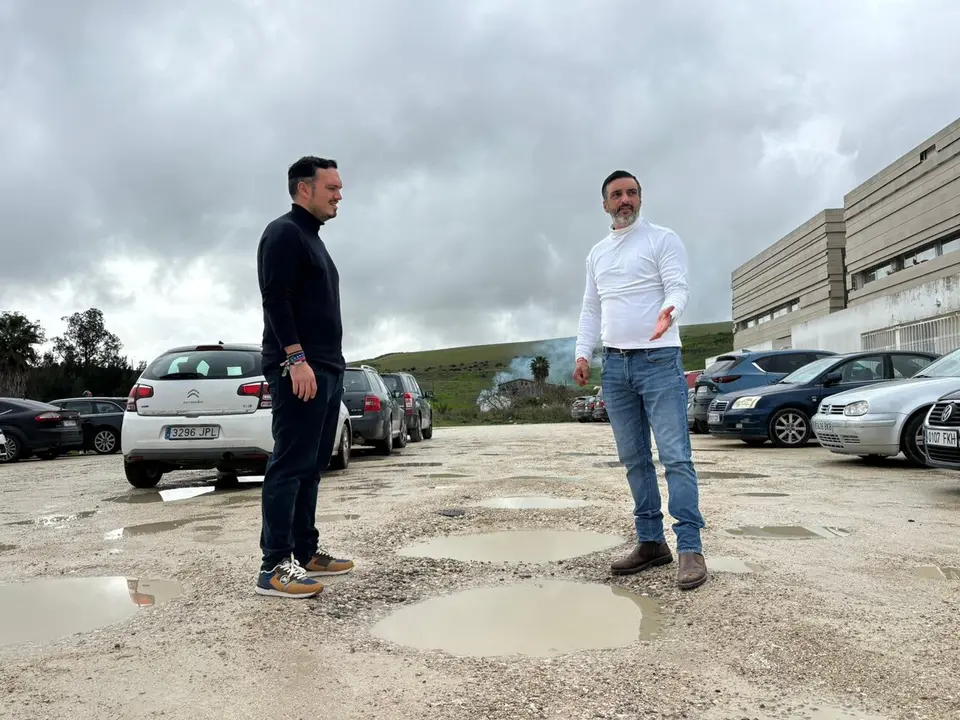  Jes&uacute;s Alba y Jos&eacute; Antonio D&iacute;az en el aparcamiento del centro de salud de la zona sur. |  PSOE 