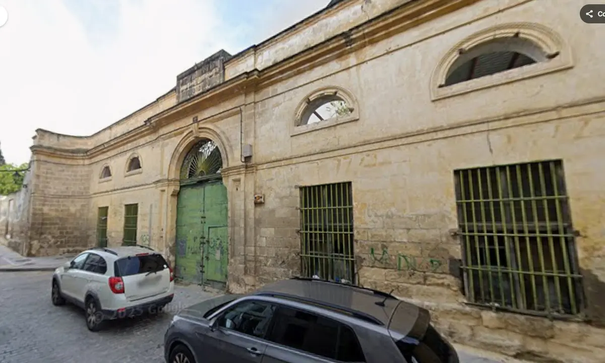  La bodega de la calle Cristal que sale a licitaci&oacute;n por Emuvijesa. |  Google Maps 