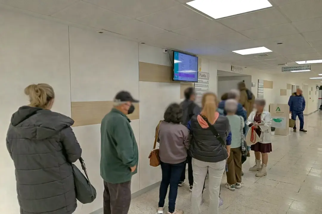  Colas de usuarios en el Hospital de Jerez. | CCOO. 