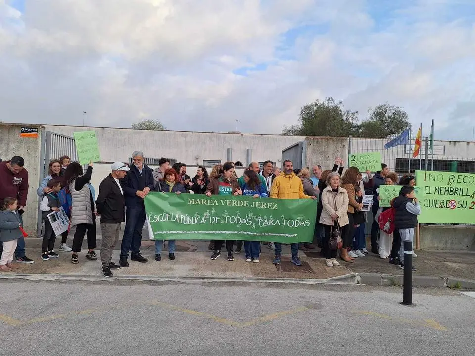  Imagen de una protesta llevada a cabo el pasado curso ante las puertas de El Membrillar contra el recorte de aulas. | Viva 