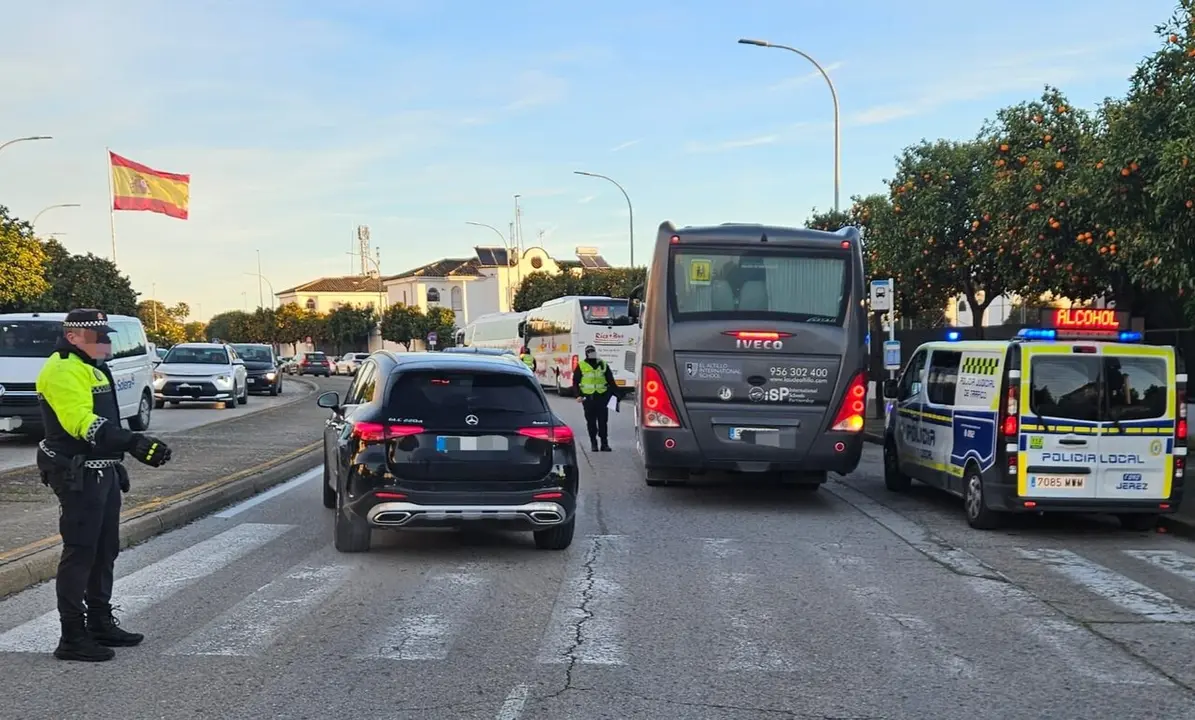  Un control de la Polic&iacute;a Local de Jerez al transporte escolar. |  jerez.es 