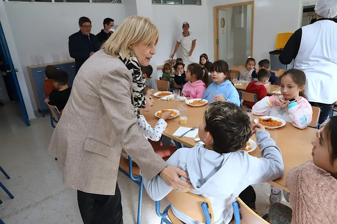  La alcaldesa en la visita al comedor escolar del CEIP Alcazaba. |  jerez.es 