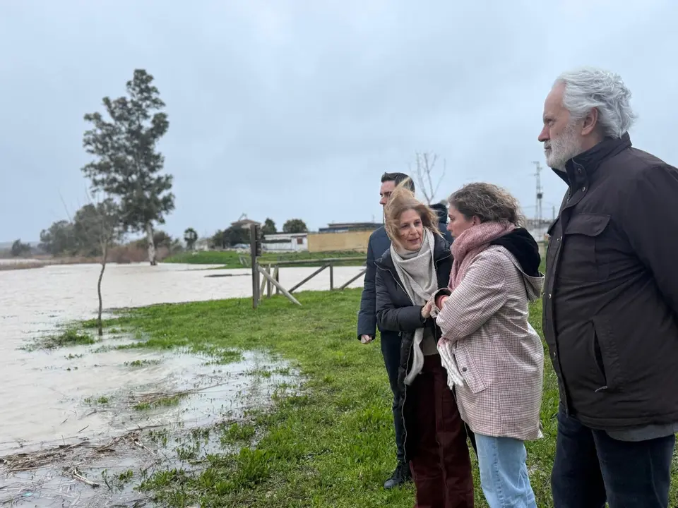  Mar&iacute;a Jos&eacute; Garc&iacute;a-Pelayo, junto al Guadalete a su paso por La Corta. | Viva Jerez. 