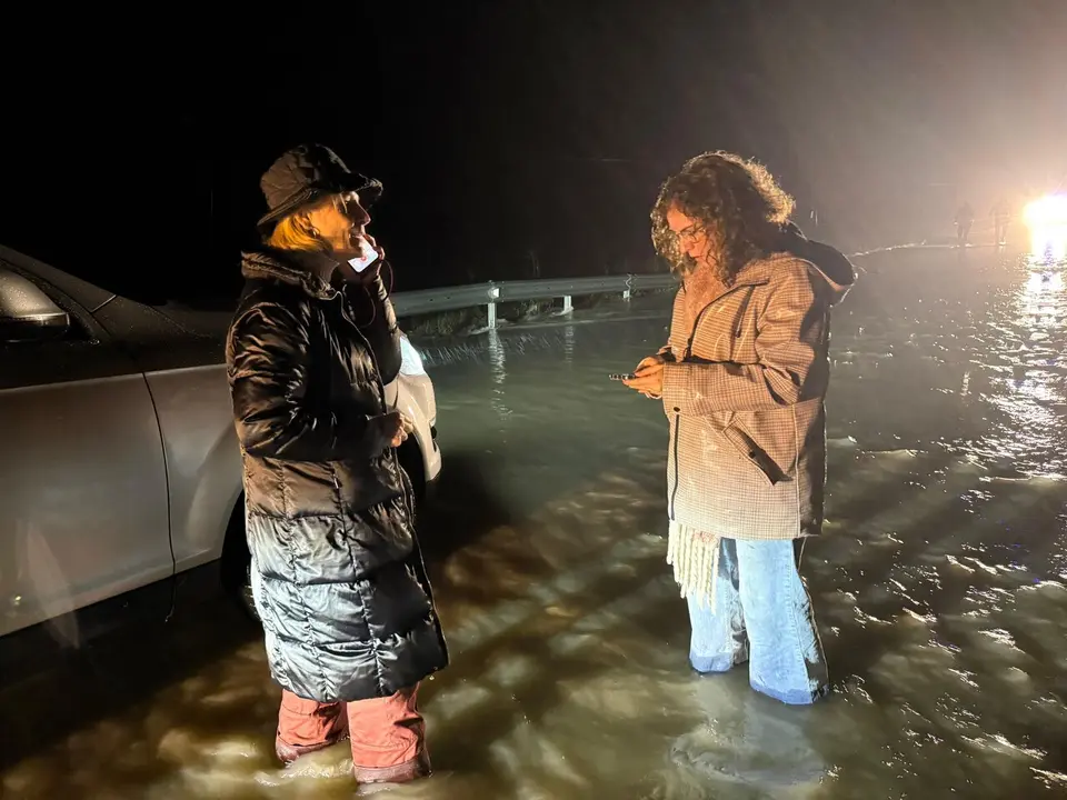  La alcaldesa y Susana S&aacute;nchez Toro en una zona afectada por la crecida del r&iacute;o. | Jerez-es 
