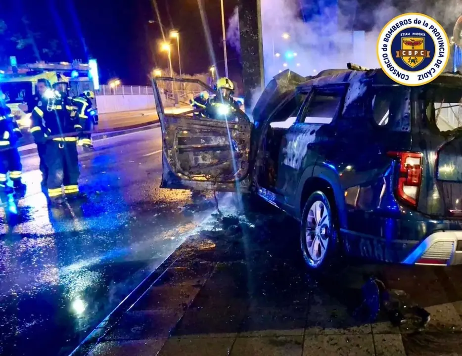  El coche accidentado junto al Hospital. | Bomberos 