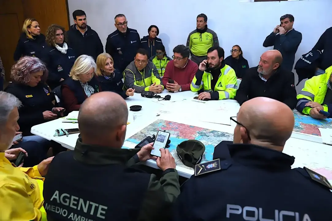 Imagen de la reuni&oacute;n en la que se ha adoptado la decisi&oacute;n en el puesto de mando avanzado de Jerez. | jerez.es