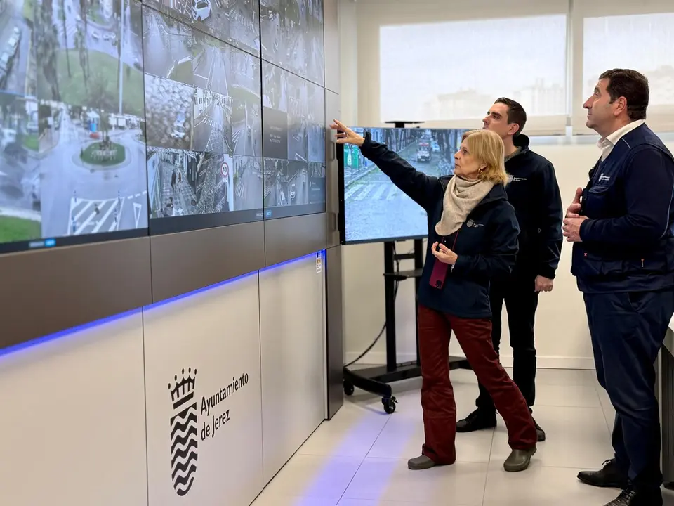  Garc&iacute;a-Pelayo, en el centro de control del Cecop. | Viva Jerez. 