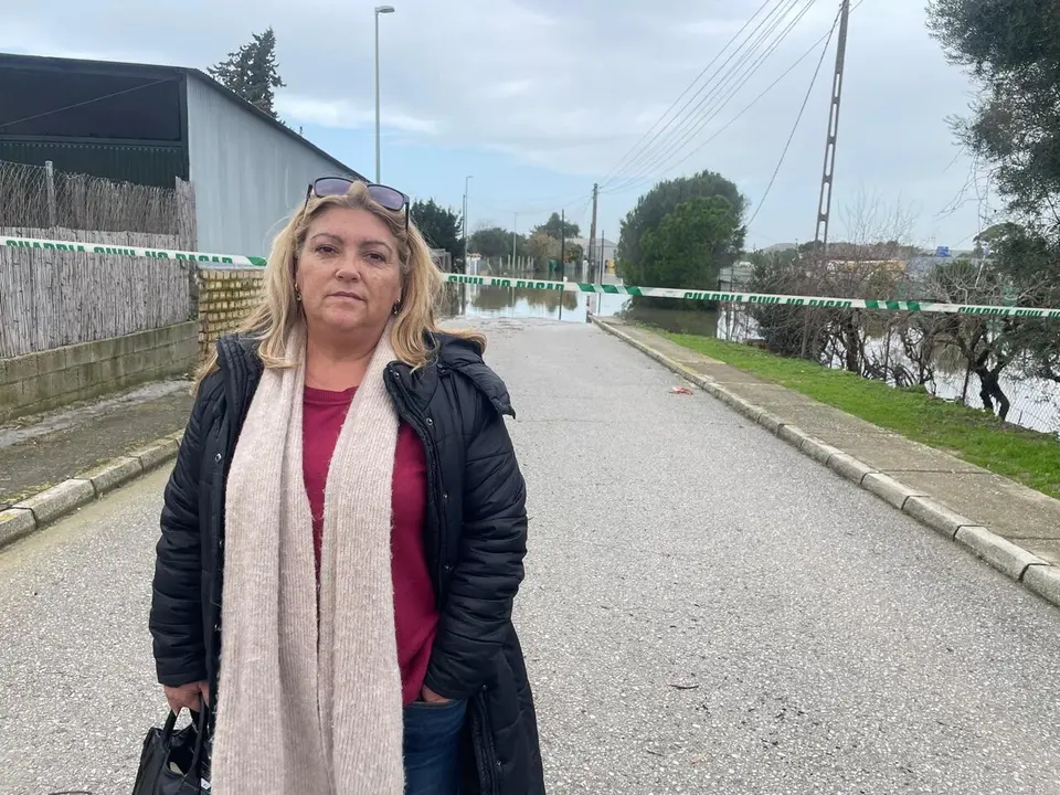  Susana Basto, delegada de Las Pachecas, junto a la zona acotada. | Jim&eacute;nez 