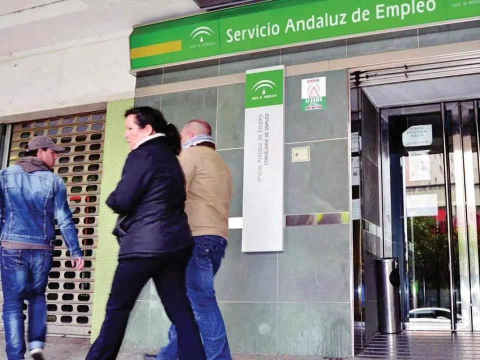  Exterior de las dependencias del SAE de Diego Fern&aacute;ndez Herrera. | Viva Jerez. 