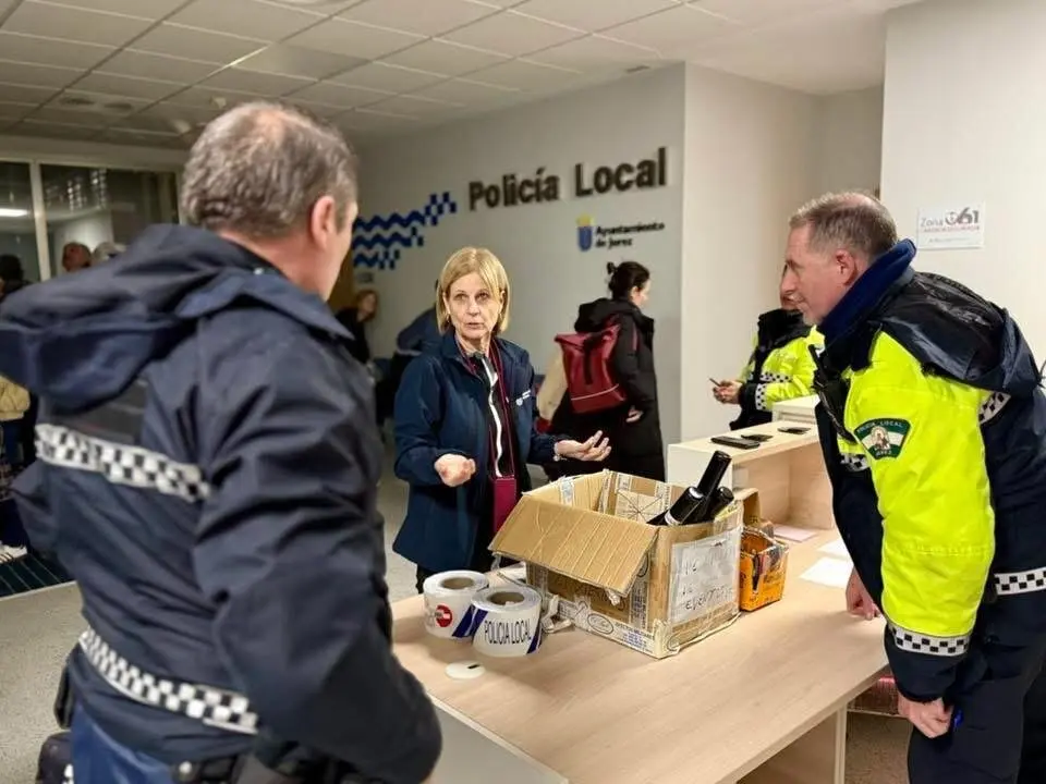  Mar&iacute;a Jos&eacute; Garc&iacute;a-Pelayo, en la Jefatura de la Polic&iacute;a Local, donde se ha instalado el Puesto de Mando Avanzado. | Viva Jerez. 