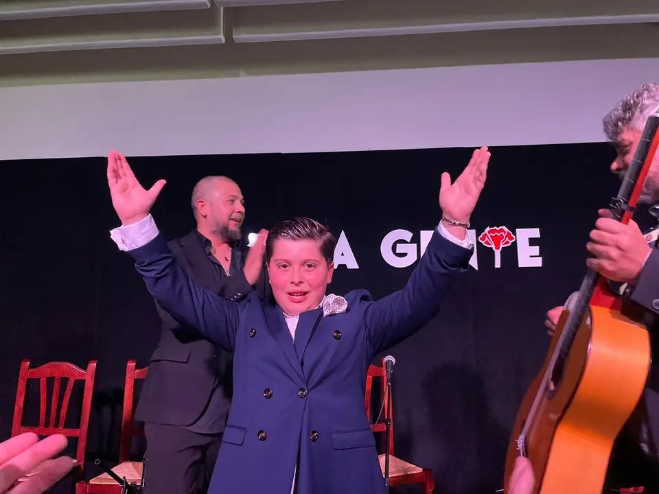  El jovenc&iacute;simo cantaor Manuel Monje durante una actuaci&oacute;n en la Pe&ntilde;a Buena Gente. |  viva 
