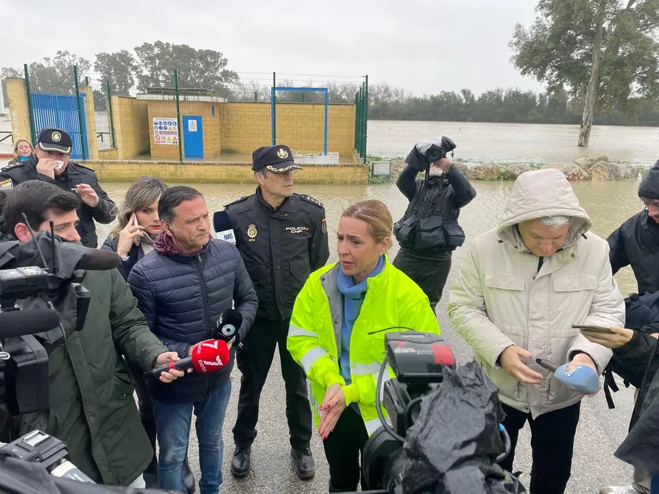  La presidenta de la Diputaci&oacute;n Provincial de C&aacute;diz, Almudena Mart&iacute;nez, ha atendido a los medios en la zona de La Corta. | Jim&eacute;nez. 