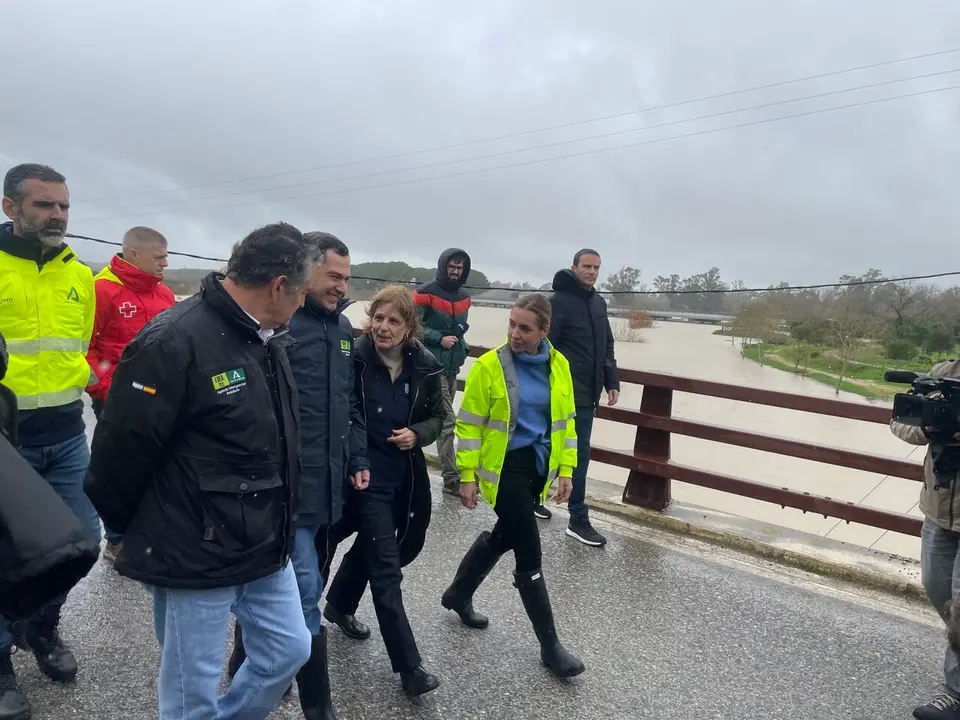  La alcaldesa junto a Juanma Moreno en su visita al puente Cartuja. | Jim&eacute;nez 
