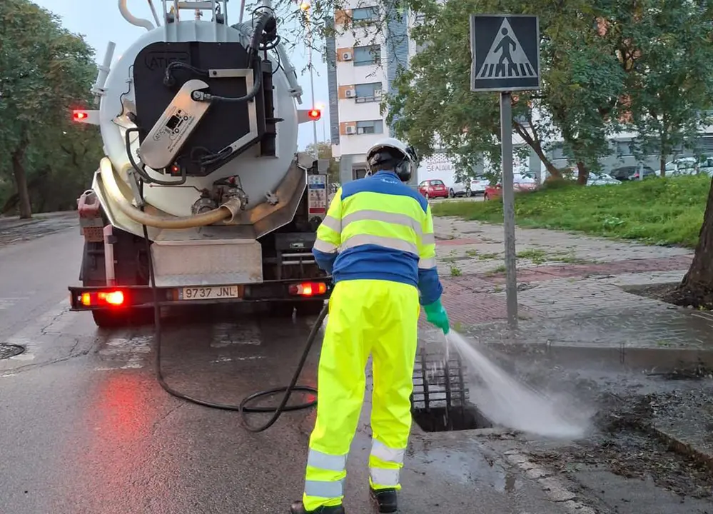  Operarios limpiando imbornales de calles de Jerez. |  jerez.es 