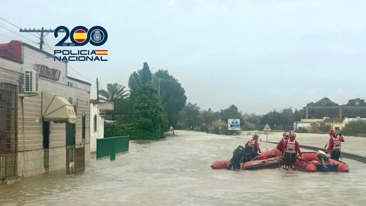  Efectivos de la Polic&iacute;a Nacional de C&aacute;diz junto a Salvamento de Cruz Roja act&uacute;an para evacuar a una mujer de 79 a&ntilde;os de su vivienda en El Portal. |  Polic&iacute;a 