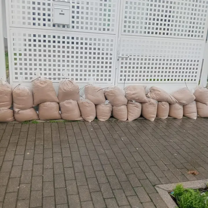 Colocaci&oacute;n de sacos de arena en accesos a viviendas de la zona sur por si se inundan las calles. |  jerez.es 