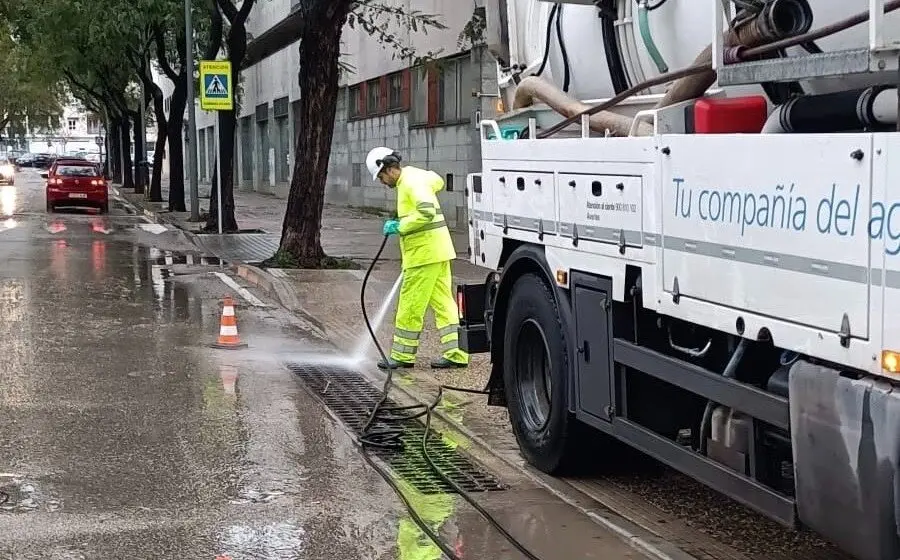  Los servicios p&uacute;blicos tratan de mantener a raya los sistemas de evacuaci&oacute;n de agua. | Viva Jerez. 