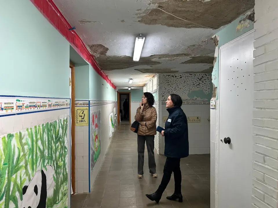  Nela Garc&iacute;a, visitando uno de los colegios afectados. | Viva Jerez. 