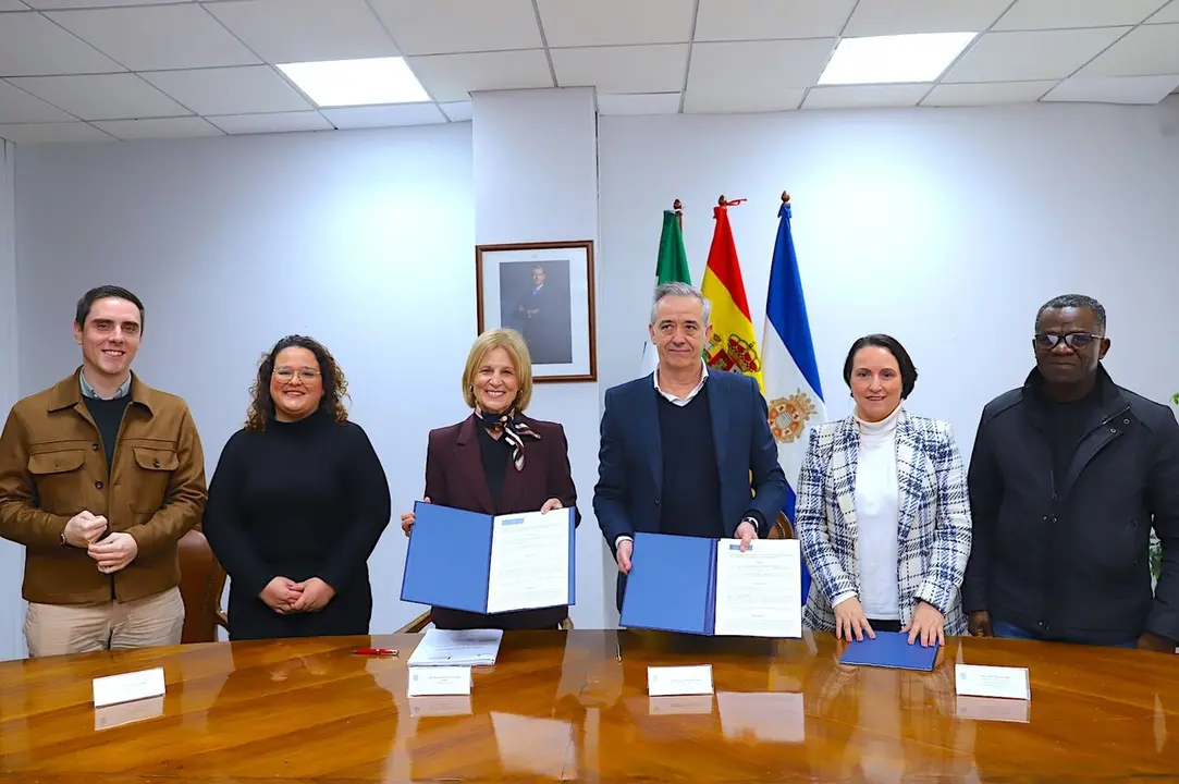  Garc&iacute;a-Pelayo, en la firma del nuevo contrato de limpieza de los colegios p&uacute;blicos. | Viva Jerez. 