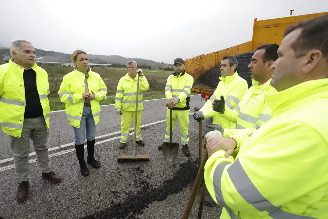  La presidenta de Diputaci&oacute;n visitando una brigada de reparaci&oacute;n de carreteras.  | dipucadiz.es 