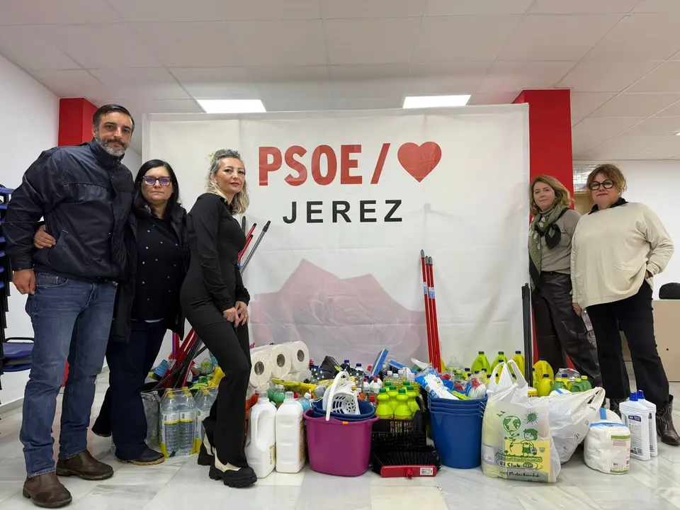  El PSOE con el material de limpieza que repartir&aacute; en la zona rural 