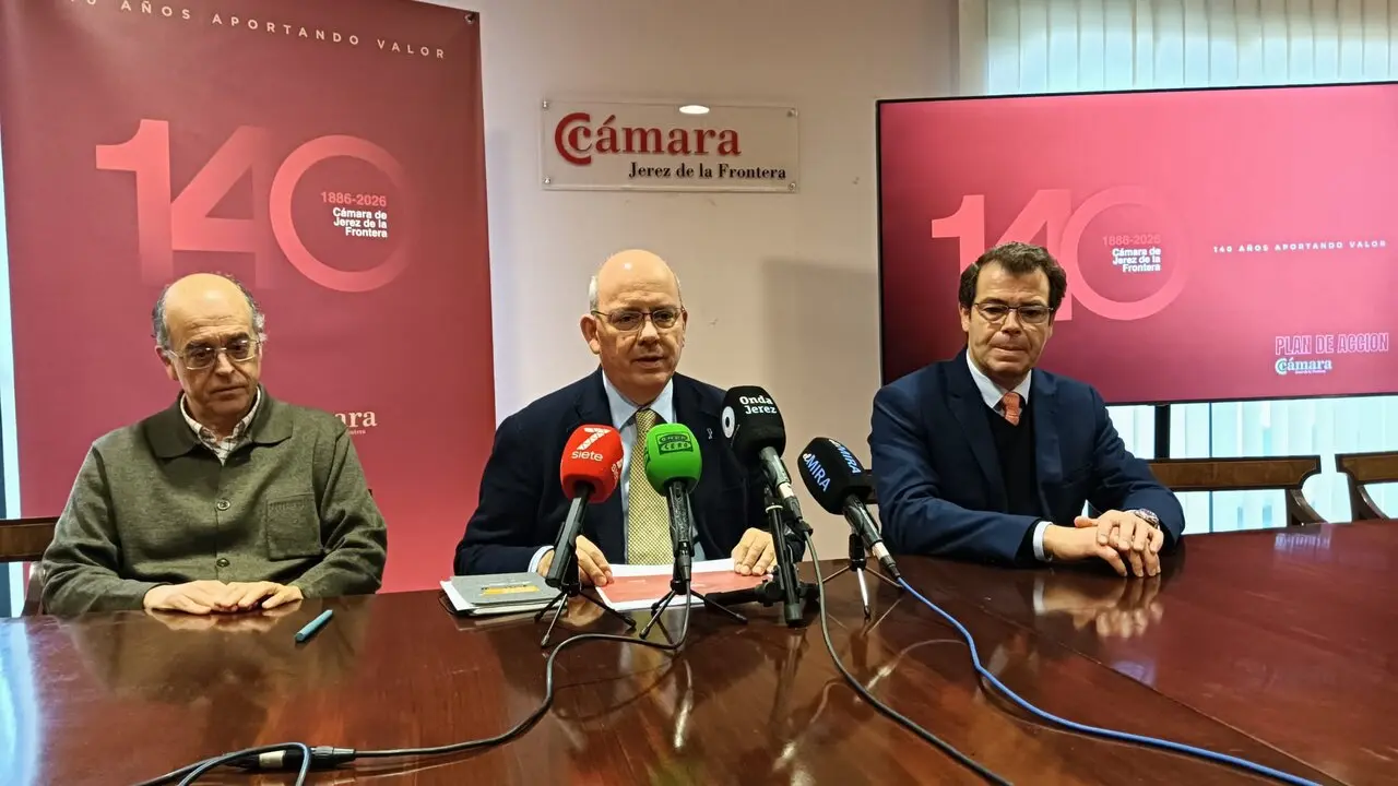  Javier S&aacute;nchez Rojas, en el centro, en la presentaci&oacute;n del 140 aniversario de la C&aacute;mara de Comercio de Jerez. | Kiko S&aacute;nchez. 