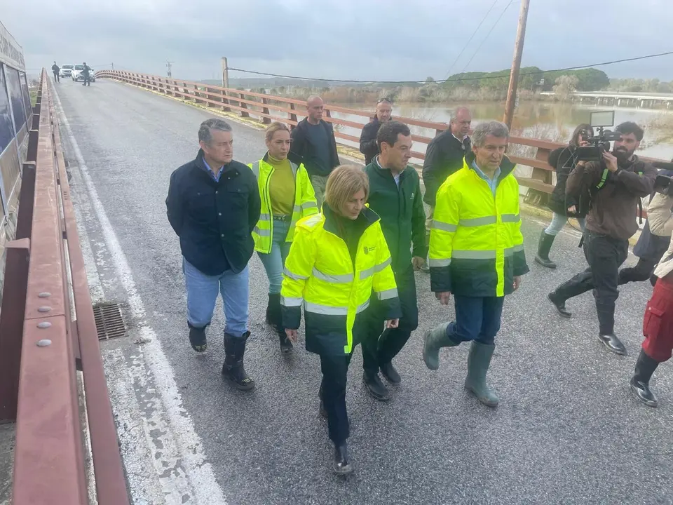  N&uacute;&ntilde;ez Feij&oacute;o, con Juanma Moreno y Garc&iacute;a-Pelayo, en la zona rural de Jerez. | Jim&eacute;nez. 