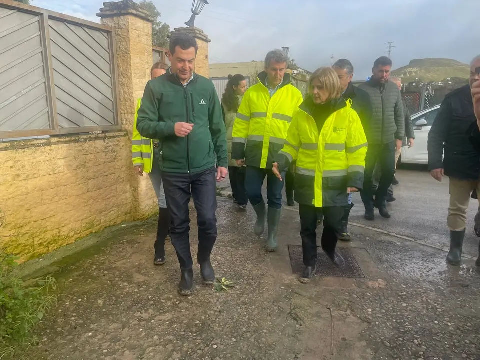  Juanma Moreno junto a Feij&oacute;o y Pelayo en su visita a la zona de Lomopardo. | Jim&eacute;nez 