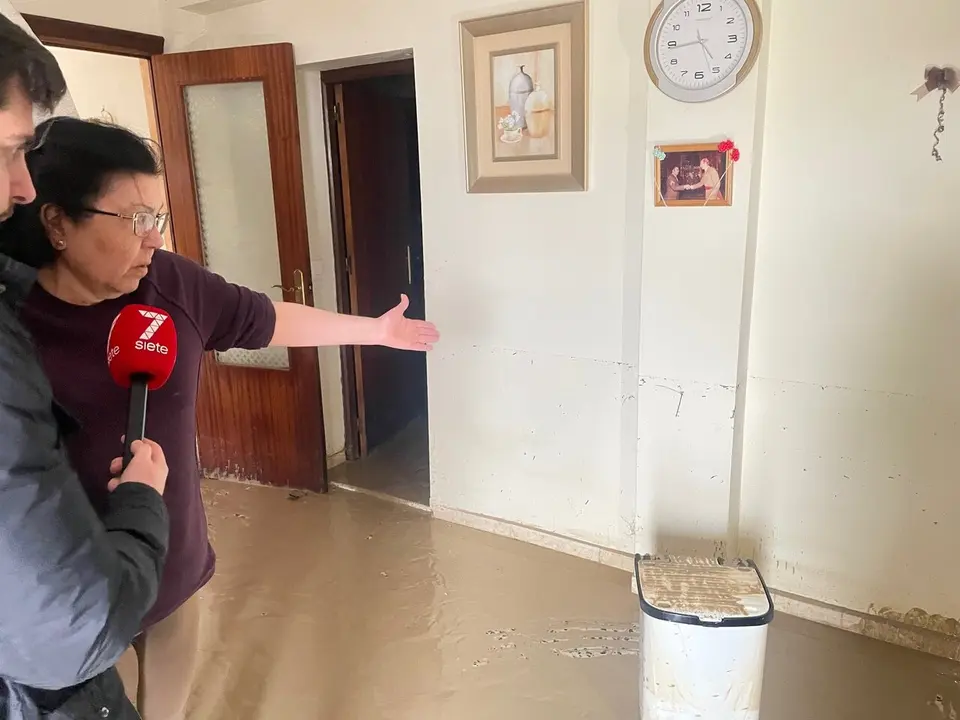  Una vecina de El Portal se&ntilde;alando hasta d&oacute;nde entr&oacute; el agua en su vivienda. |  Jim&eacute;nez 