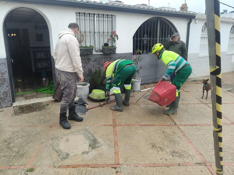  Operarios recogiendo enseres en El Portal. | Jerez.es 