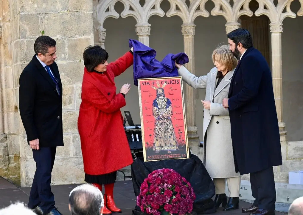  Nuria Barrera desvelando su cartel para el V&iacute;a Crucis. | jerez.es 