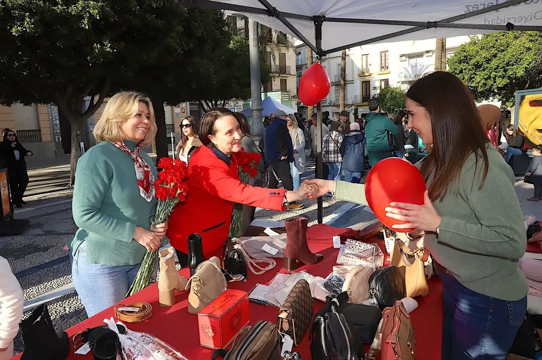  Nela Garc&iacute;a, con la presidenta de Acoje, en la plaza del Arenal. | Viva Jerez. 