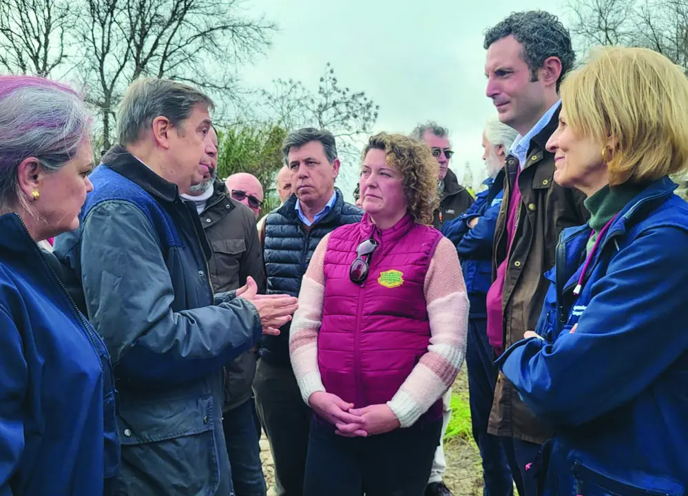  Noelia Carmona, una de las agricultoras afectadas, con el ministro Planas el pasado viernes. | Viva 