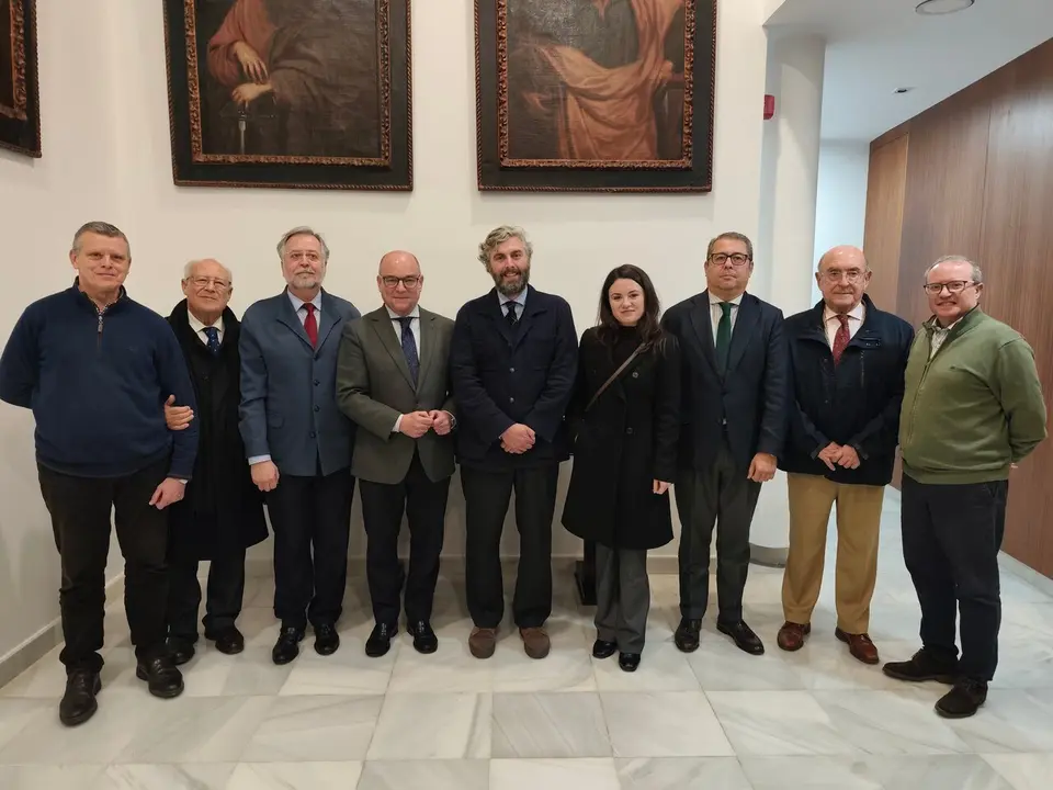 &Aacute;ngel Heredia y Juan Manuel Pina, con algunos de los miembros del 'consejo de gobierno'. | Viva Jerez. 