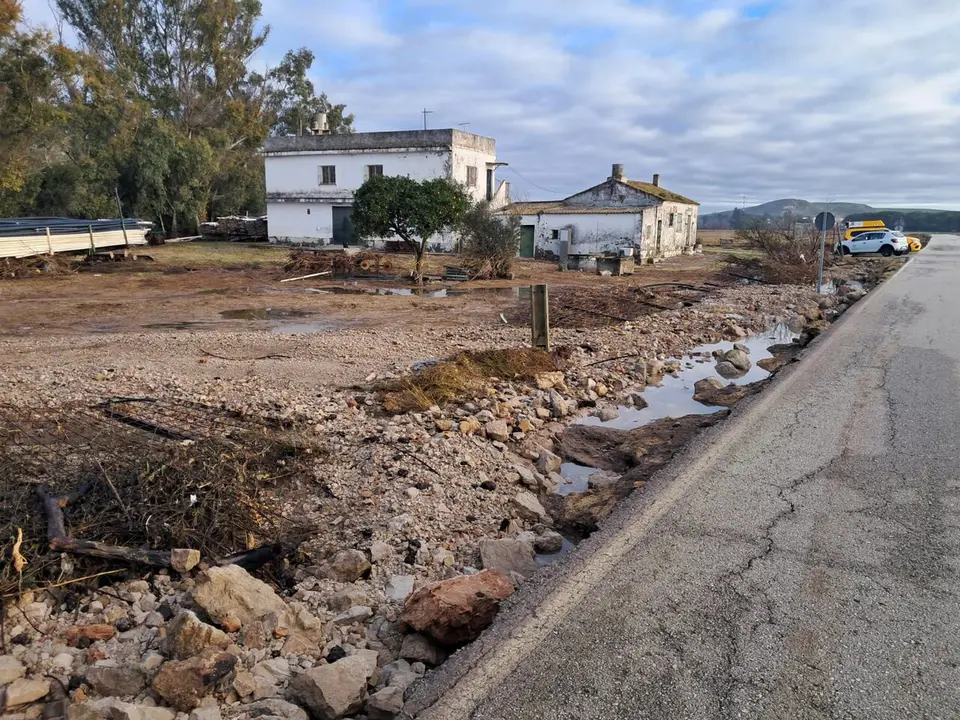  El tap&oacute;n en la zona del arroyo Buitrago estaba ayer eliminado. |  jerez.es 