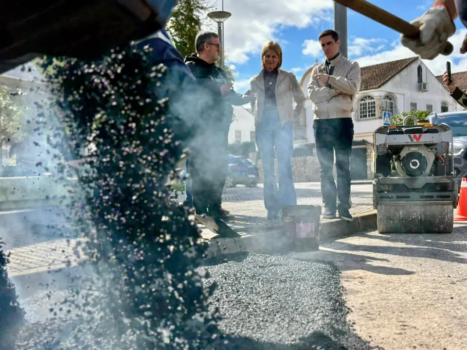  La alcaldesa, Mar&iacute;a Jos&eacute; Garc&iacute;a-Pelayo, inspecciona obras de reasfaltado en una calle de Jerez. | Viva Jerez. 