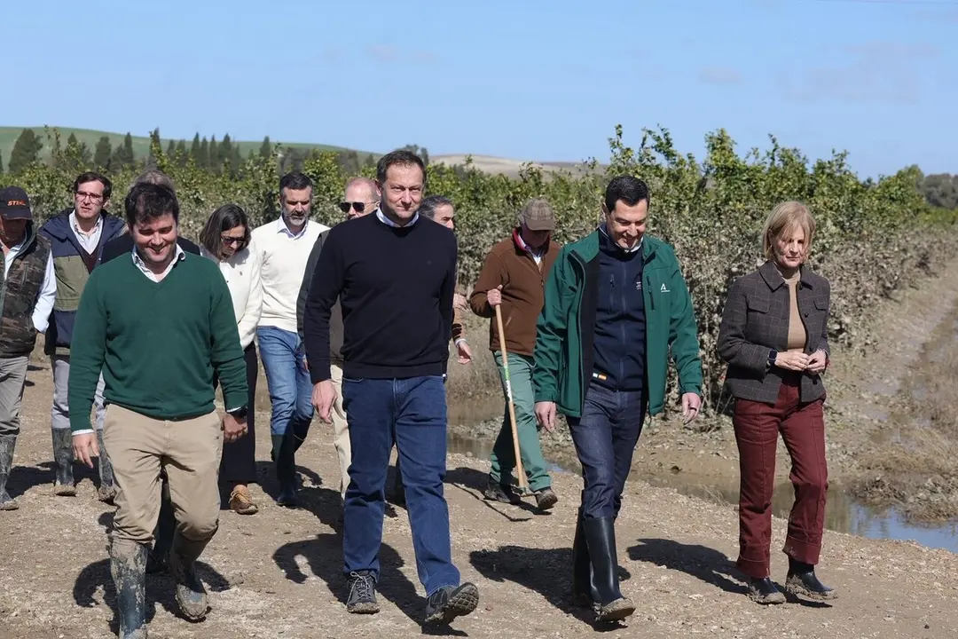  El comisario europeo de Agricultura, junto a Juanma Moreno y Mar&iacute;a Jos&eacute; Garc&iacute;a-Pelayo, en la zona rural de Jerez. | EP 