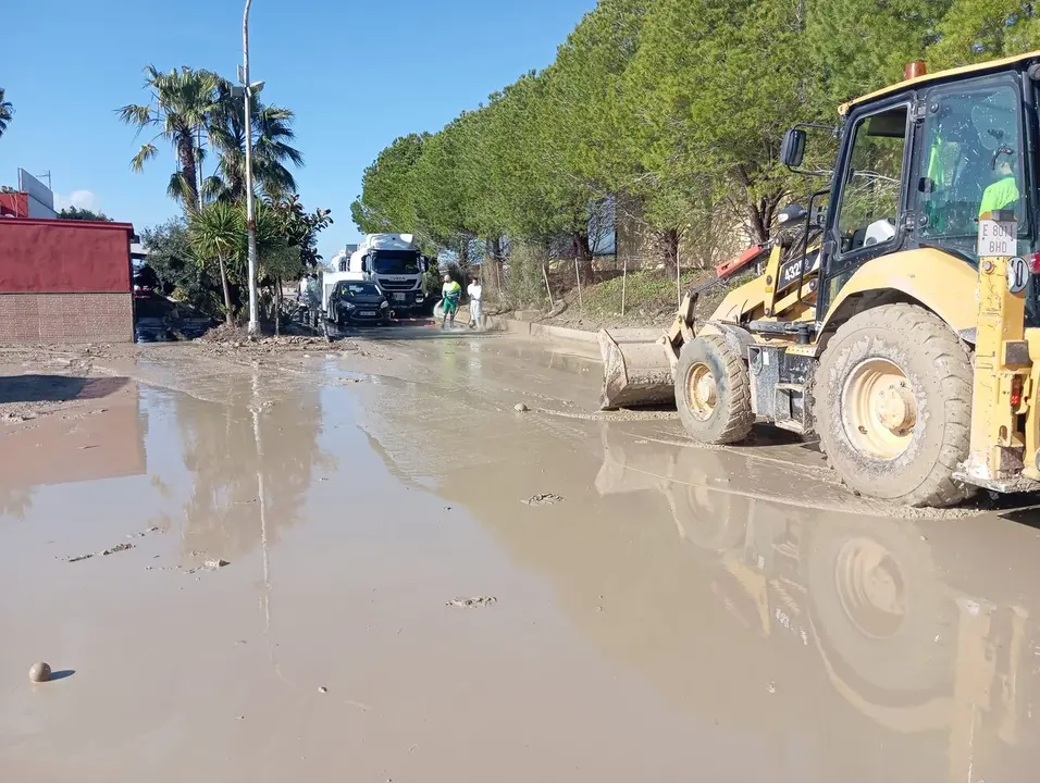  Las maquinas ayudando a limpiar el barro en Las Pachecas. |  jerez.es 